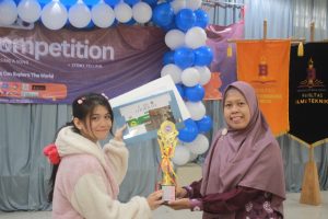 dewi, dosen, bahasa inggris, unpari, jadi juri , univbi